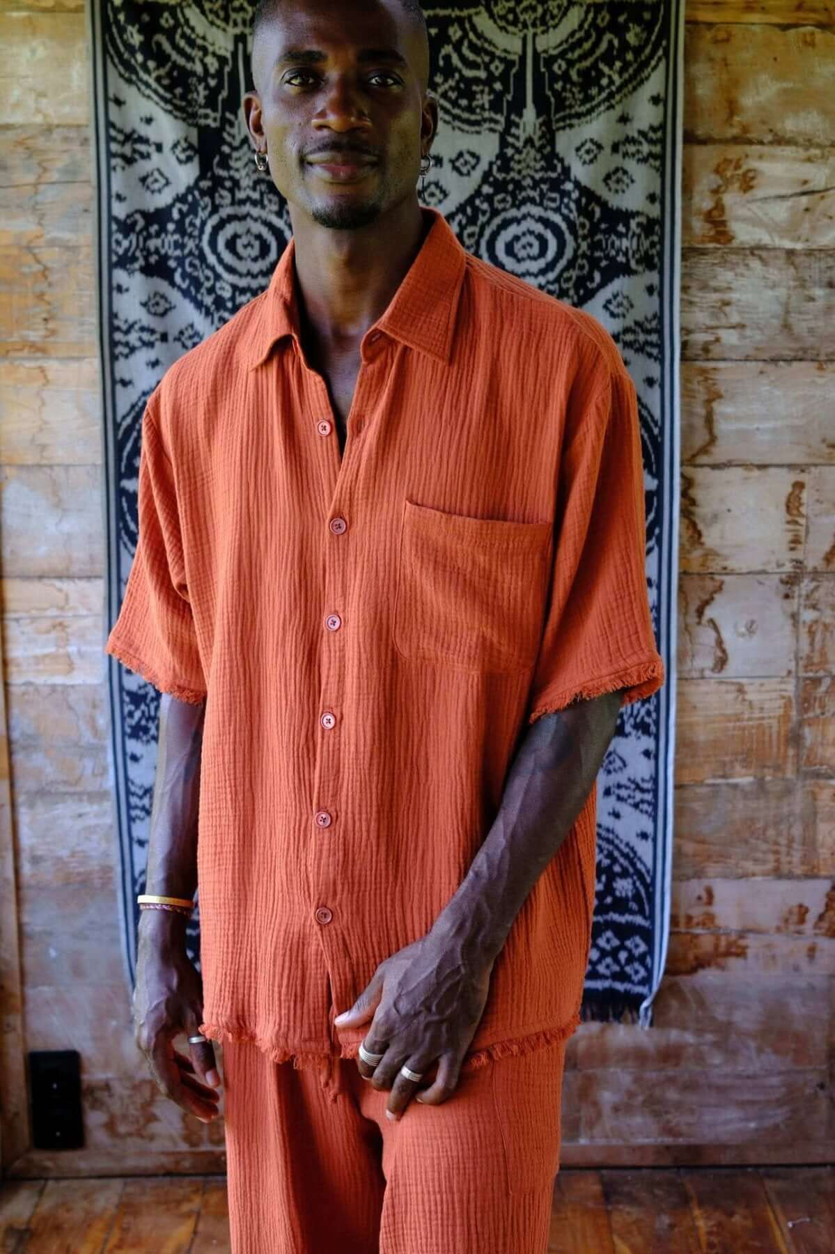 terracotta dress shirt Warm terracotta tones meet the playful elegance of a patterned shirt. A summer suit in lightweight SOLARO fabric, full of personality. Its soft structure and bold color make it perfect for this